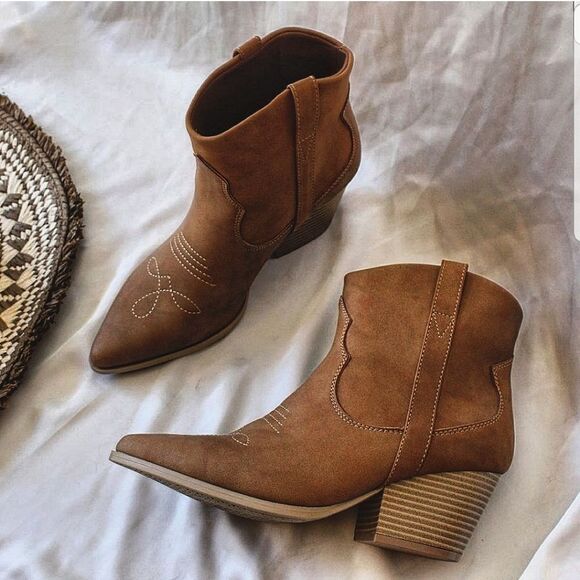 🚨FEW PAIRS LEFT// Camel Western style boot soft vegan leather - Picture 10 of 10